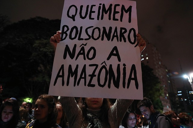 PROTESTA. “Quemen a Bolsonaro y no la Amazonía”, gritaron el viernes 23 de agosto miles de manifestantes en al menos una decena de ciudades brasileñas; en protestas contra los incendios forestales que destruyen la Amazonía y la supuesta inacción del gobierno. | Foto: Efe/Fernando Bizerra Jr.
