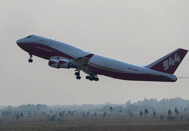 VUELO. El avión cisterna Boeing 747 Supertanker despega para realizar un sobrevuelo a los lugares de los incendios en la Chiquitania de Bolivia, el 27 de agosto. | Foto: Efe/Martin Alipaz.