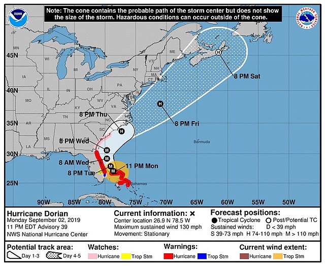 Fotografía de las 23.00 horas locales (03:00 GMT) cedida este lunes por el Centro Nacional de Huracanes (NHC) en la que se muestra el pronóstico de 5 días del paso del huracán Dorian hacia las costas estadounidenses.