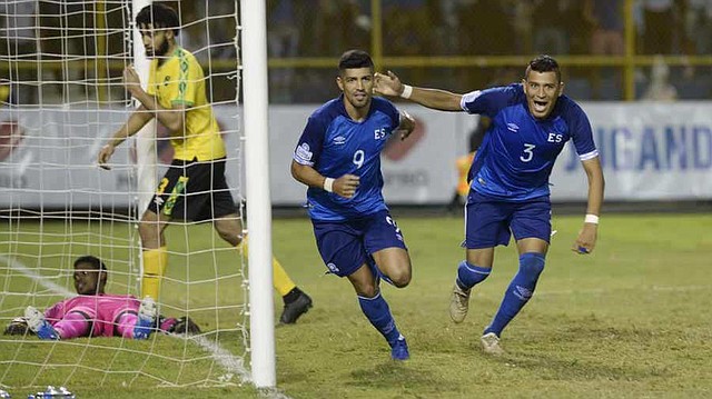 DEPORTE. Nelson Bonilla y Roberto Domínguez celebran tras anotar el primer gol ante Jamaica. | Foto: EDH/Jessica Orellana