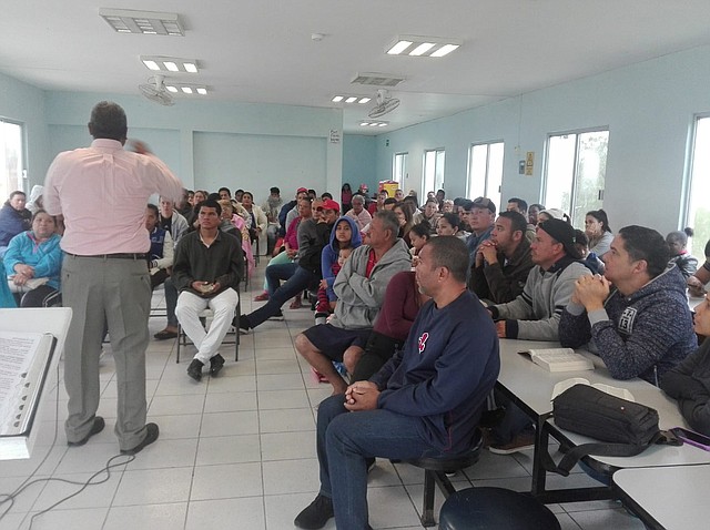 REUNIÓN. Un grupo de inmigrantes se reúne en el refugio “Senda de Vida” ubicado en Reynosa, México, para escuchar el sermón de un pastor. | Foto cortesía.