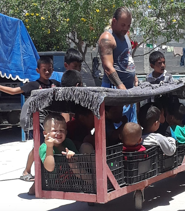 VECINOS. Un grupo de niños vecinos de Ehisler en el refugio de Reynosa son trasladados en el interior del lugar. | Foto cortesía.