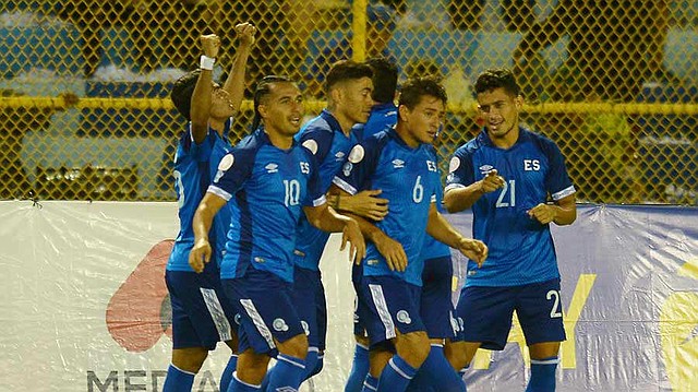 Jugadores de la Selecta celebran un gol ante la selección de Santa Lucía por la Liga de Naciones de Concacaf. | Foto EDH / Jorge Reyes