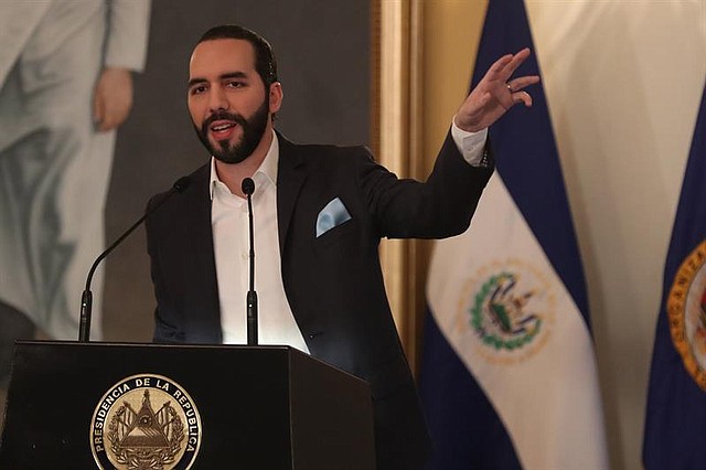 En su discurso inaugural, Bukele comparó al país con un niño enfermo y advirtió que “nos toca ahora a todos tomar un poco de medicina amarga”, en referencia a posibles políticas poco agradables para tiempos difíciles.