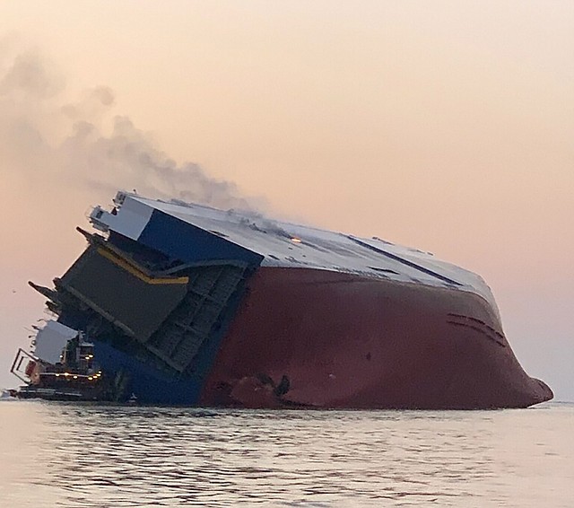Foto informativa puesta a disposición por la Guardia Costera estadounidense que muestra una vista general de un buque de carga Golden Ray accidentado, el 8 de septiembre. | Efe