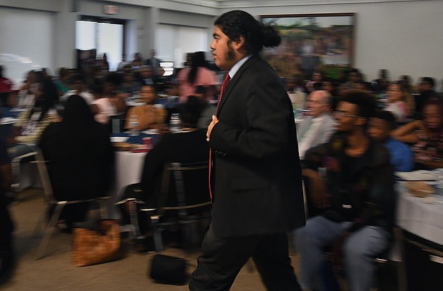 JOVEN. Ángel Henríquez dirigiéndose a recoger su premio.