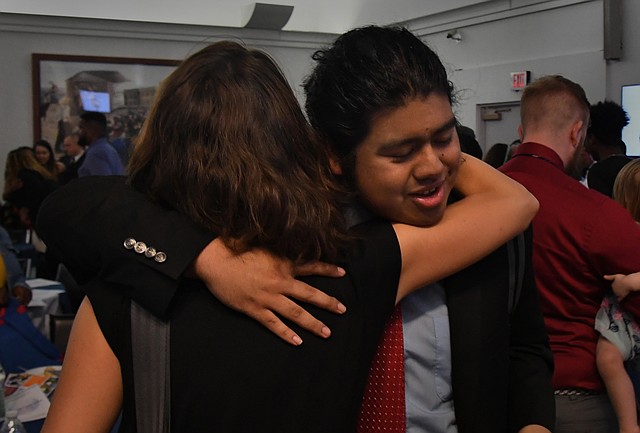 ACTIVISTA. Ángel Henríquez recibe un abrazo de Robyn Lingo, directora ejecutiva de Mikva Challenge DC, una organización para la que trabaja con el fin de involucrar a los jóvenes de Washington, D.C. en la política.