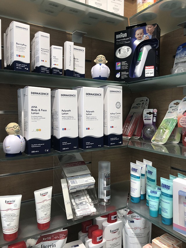 Las farmacias alemanas pueden vender algunos productos cosméticos (generalmente hipoalergénicos) pero no ofrecen todos los productos que tienen los locales de EE.UU. (Shefali Luthra/KHN)