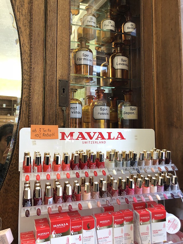 En Lilen Apotheke, en el acomodado vecindario de Eppendorf, en Hamburgo, una farmacéutica reconoció que tiendas como la de ella venden lociones para la piel, esmaltes de calidad y polvo facial especialmente producido para farmacias, no por la salud, sino para generar ganancias. (Shefali Luthra/KHN)