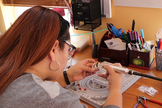 TALLER. La diseñadora de joyas en pleno trabajo, elaborando sus creaciones.