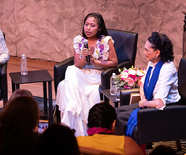 FAMOSOS. La actriz Yalitza Aparicio de Roma, visitó el REACH del Kennedy Center para una charla abierta al público.