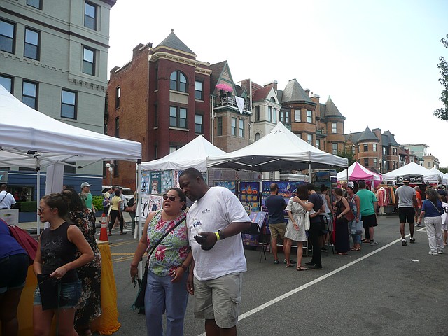 PRESENTE. El Adams Morgan de hoy todavía conserva cierto aire de latinidad, pero abundan restaurantes de Asia, India y África