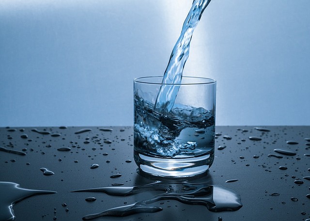 HIDRATACIÓN. El agua es un componente de cada célula, tejido y sistema de nuestro cuerpo. Ayuda a proteger y lubricar el cerebro, la columna vertebral y las articulaciones