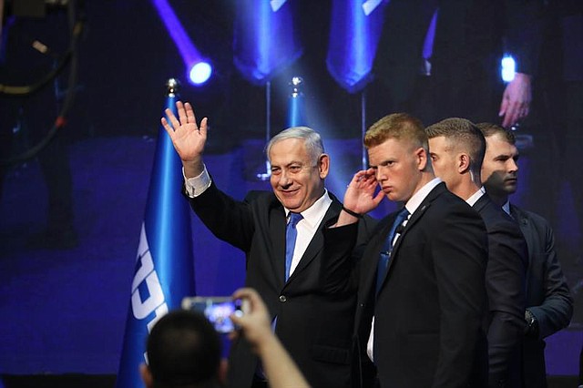 POLÍTICA. Benjamin Netanyahu (C), Primer Ministro israelí y Presidente del Partido Likud, saluda a los partidarios después de las primeras elecciones generales, en el acto electoral final del partido Likud en Tel Aviv, Israel, el 17 de septiembre de 2019