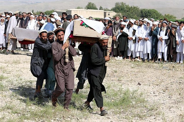CONFLICTO. Asisten al funeral de las víctimas del ataque con aviones teledirigidos estadounidenses en el distrito de Khogyani de la provincia de Nangarhar, Afganistán, el 19 de septiembre de 2019