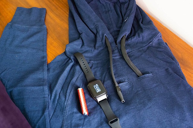 Un número creciente de productos camuflados, como una sudadera, un reloj o una unidad USB, permiten “vapear” discretamente. Oficiales escolares dicen que han tenido dificultades para mantener a esos dispositivos fuera de la escuela. (Anna Maria Barry-Jester/KHN)