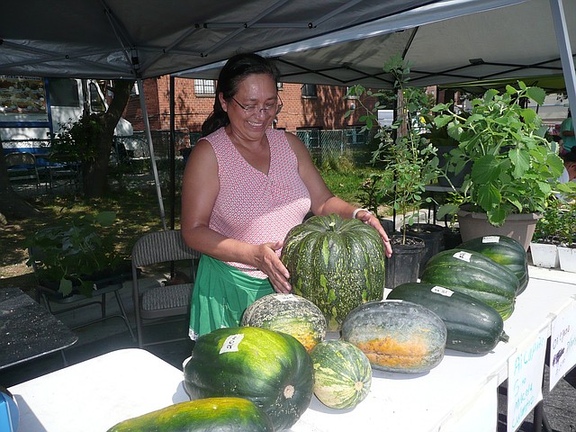 VEGETALES. Aracely Varillas (foto) lleva adelante este puesto junto con su hermana Edith Linares.