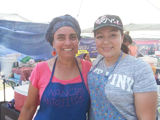 ENTRENAMIENTO. Nancia Sical (izq.), junto a su hija Nancy, recibió entrenamiento antes de poner su puesto de comida Nancia’s Antojitos.