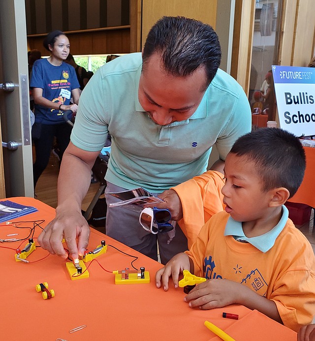 EJEMPLO. Paulino Fuentes llevó a su hijo Eric a la feria Future Fest, en Silver Spring.