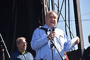 DISCURSO. “¡Viva el condado de Montgomery y viva El Salvador!”, dijo el ejecutivo Elrich ante la ovación de la audiencia.