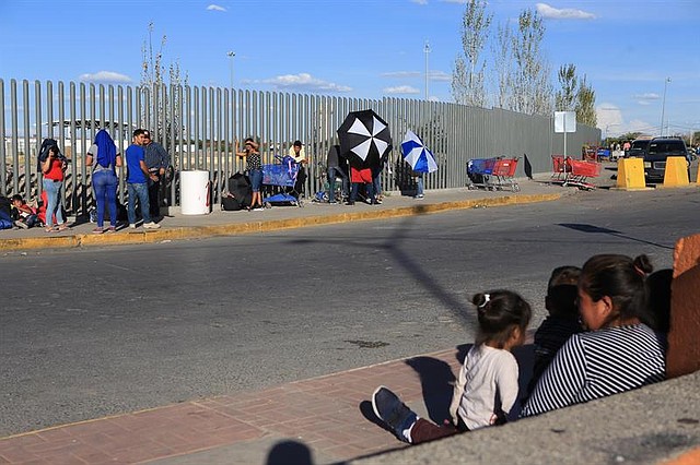 MIGRACIÓN. Migrantes mexicanos que fueron desplazados forzosamente por el crimen organizado, de los estados de Michoacan y Zacatecas, esperaban el viernes 20 de septiembre de 2019 en el puente Internacional Cordova de las Américas para solicitar asilo polÍtico en Estados Unidos.