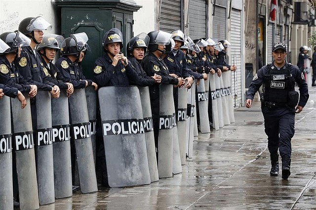 LIMA. Policías custodian el Congreso el martes, con el debate centrado en la constitucionalidad de la decisión del presidente Martín Vizcarra. | Foto: Efe/Paolo Aguilar