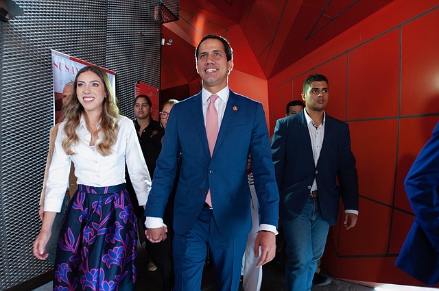 FORO. La primera dama, Fabiana Rosales, junto con Juan Guaidó a la salida del “Encuentro de mujeres por la libertad y la democracia” en Caracas. | Foto: Centro Nacional de Comunicaciones.