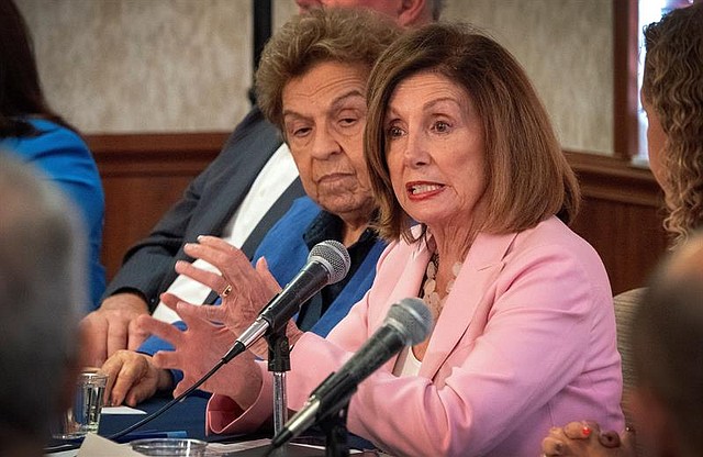La presidenta de la Cámara Baja, Nancy Pelosi, analizó los esfuerzos de la transición pacífica a la democracia en Venezuela durante una reunión con venezolanos en el Bonaventure Town Center Club en Weston, Florida, el 3 de octubre de 2019. | Foto: Efe.