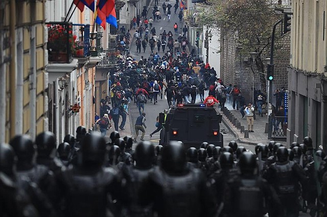 Manifestantes se enfrentan con la Policía durante una jornada de protesta el jueves, 3 de octubre, en Quito. | Foto: Efe/José Jácome