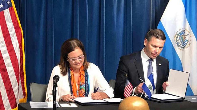 En septiembre, el Gobierno de Nayib Bukele aceptó firmar el convenio de cooperación con EE.UU. Por parte de El Salvador firmó la canciller Alexandra Hill Tinoco y por parte de la Administración Trump Kevin McAleenan, secretario en funciones del Departamento de Seguridad Interna. | Foto cortesía.