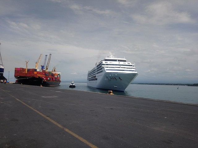 El Seven Seas Mariner, de la línea naviera Regent Seven Seas Cruises de Norwegian Cruise Line, atracó en el Puerto de Acajutla, Sonsonate. | Foto: Vanessa Linares/elsalvador.com