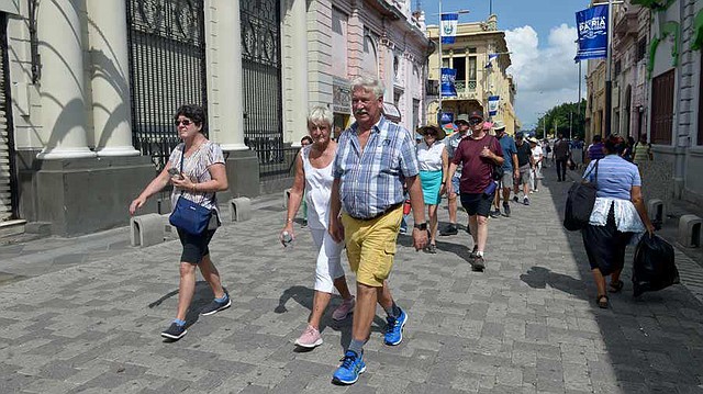 Un grupo recorrió las principales calles del centro histórico de San Salvador. Foto EDH/Jessica Orellana