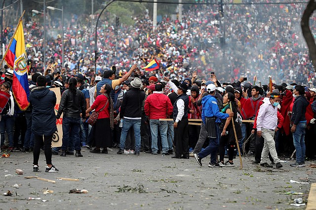 CONFLICTO. El lunes, Lenín Moreno movió la sede de su gobierno de Quito a Guayaquil, ante el recrudecimiento de las manifestaciones. | Foto: Efe/José Jácome.