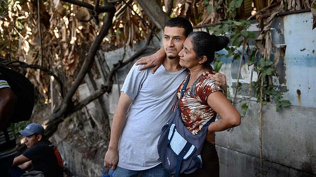 Una madre despide a su hijo en una de las caravanas que salió desde El Salvador. | Foto EDH/Jessica Orellana