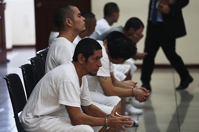 JUDICIALES. Integrantes de la pandilla Mara Salvatrucha (MS13) asisten a una corte antimafia de San Salvador, que retomó el martes 8 de octubre el juicio contra 426 testaferros, pandilleros y líderes históricos del grupo criminal por cargos de homicidio, organizaciones terroristas, lavado de dinero y tráfico de armas. | Foto: Efe/Rodrigo Sura