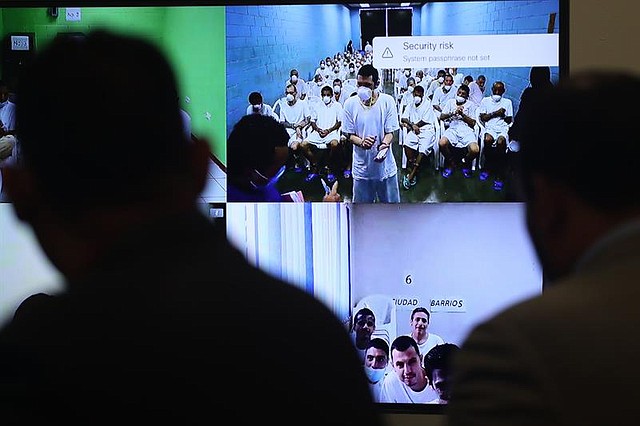 JUDICIALES. Vista de las pantallas en las que pandilleros presenciaron el juicio vía vídeo en el centro judicial Isidro Menéndez, el martes 8 de octubre en San Salvador. | Foto: Efe/Rodrigo Sura.