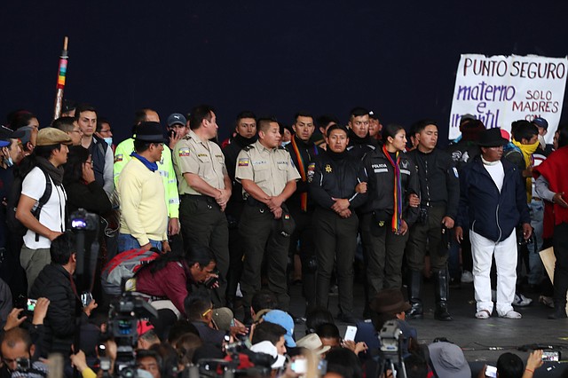 CONFLICTO. Manifestantes indígenas reunidos en la Casa de la Cultura Ecuatoriana de Quito retuvieron el jueves 10 de octubre a varios policías. Advirtieron que aplicarían sobre ellos la "justicia ancestral" si las fuerzas del orden atacan el recinto. | Foto: Efe/José Jácome.