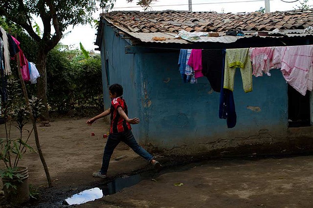 La vivienda de la familia Hernández es de bahareque, tejas y algunas láminas. Foto EDH/ Lissette Lemus