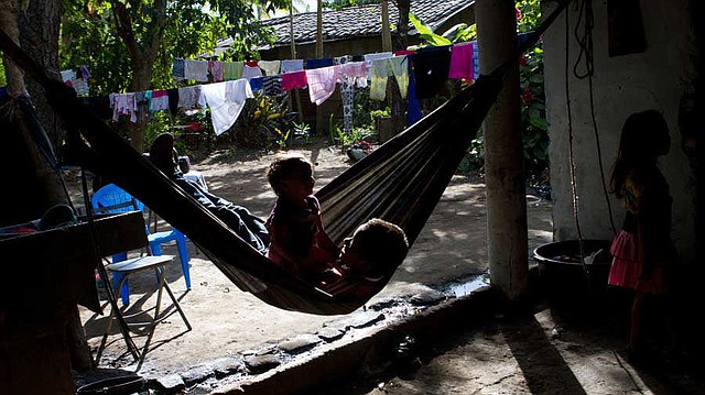 La hija de una de los migrantes quedó a cargo de su abuela y sus tíos. Foto EDH/Lissette Lemus.