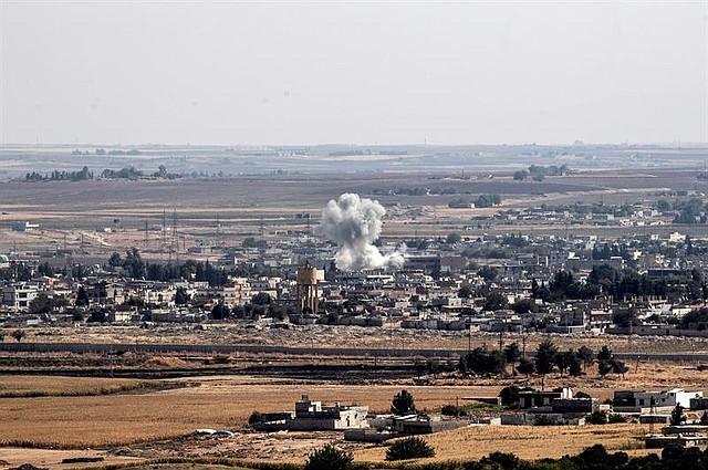 MUNDO. Una fotografía tomada desde territorio turco muestra humo saliendo de objetivos dentro de Siria durante el bombardeo de las fuerzas turcas en la ciudad de Ras al-Ein, visto desde Ceylanpinar, en Sanliurfa (Turquía), el 14 de octubre de 2019