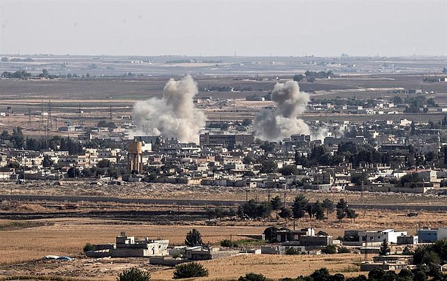 El lunes 14 de octubre, dos grandes columnas de humo se levantaban sobre la ciudad siria Ras al Ain tras la explosión ocasionada por el bombardeo de las fuerzas turcas. | Foto: Efe/Sedat Suna
