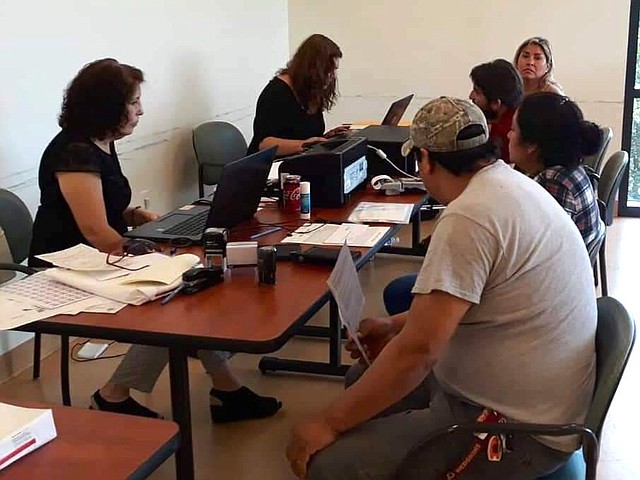 PENSIONES. Los jubilados no necesitarán ir a los consulados para ofrecer una prueba de vida para cobrar su pensión. Desde noviembre ese requisito podrán hacerlo por celular. | Foto: Olga Imbaquingo