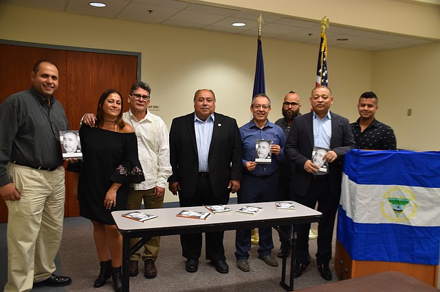 ASISTENTES. Un grupo de asistentes acompaña al poeta luego de la presentación de su libro, que ya está disponible en Amazon.