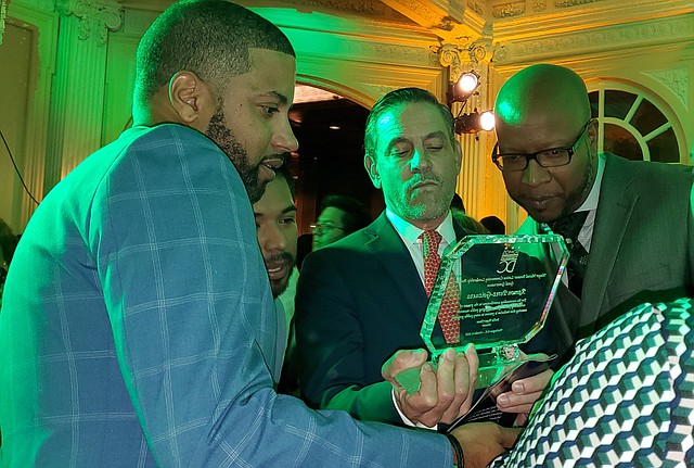 EMPLEO. Ramón Pérez-Goizueta (centro) fue uno de los galardonados durante la ceremonia de reconocimiento a los latinos