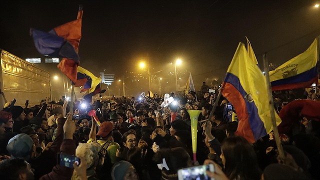 JÚBILO. El domingo, manifestantes celebraron el acuerdo logrado entre el gobierno e indígenas en Quito que representó el cese de las protestas. | Foto: Efe/Bienvenido Velasco