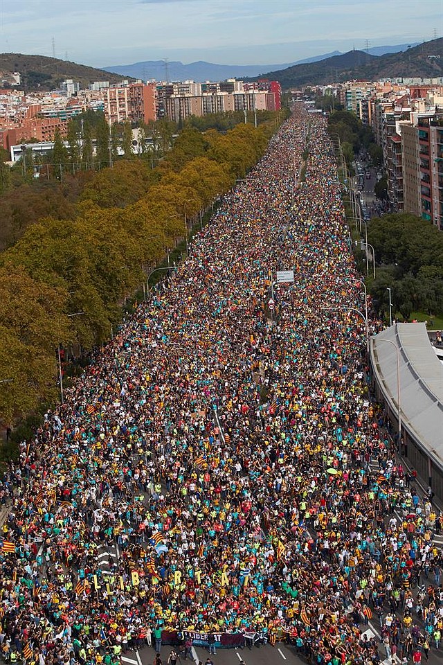 La Avenida Meridiana de Barcelona quedó abarrotada de personas en las “Marchas por la libertad”. | Foto: Efe/Alejandro García