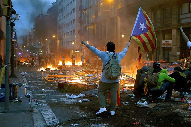 CONFLICTO. Al atardecer del viernes, 18 de octubre, aún se registraban enfrentamientos en Barcelona. | Foto: Efe/Quique García.