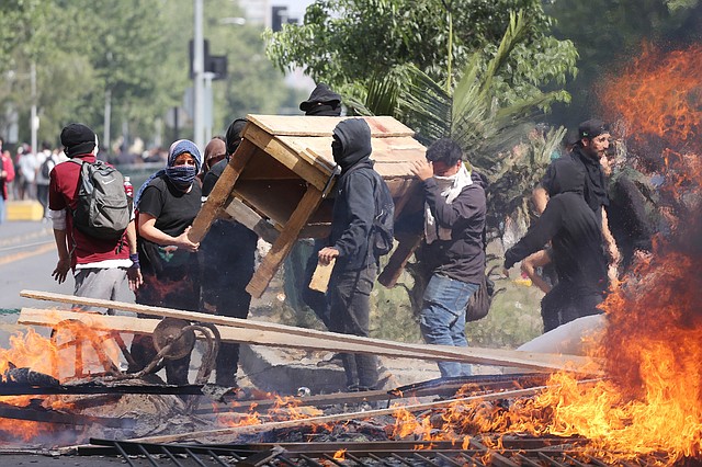 DISTURBIOS. Durante la semana, las protestas por el incremento del precio del boleto del Metro de Santiago de Chile fueron en aumento hasta derivar en disturbios e incidentes violentos. | Foto: Efe/Elvis González