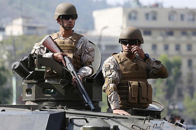 SANTIAGO. El toque de queda ni la presencia militar en las calles ha podido aplacar los disturbios en la capital chilena. | Foto: Efe/Elvis González