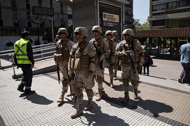 CHILE. Militares son vistos este lunes en Santiago durante una nueva jornada de protesta social